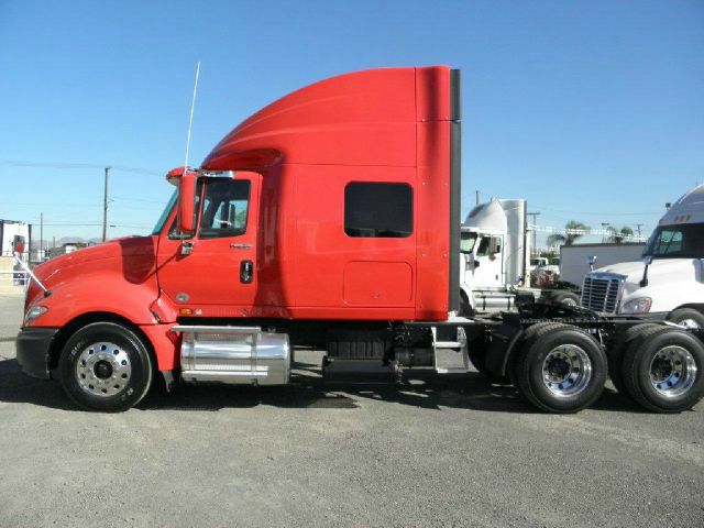 International Prostar SE PLUS Semi - Heavy Truck