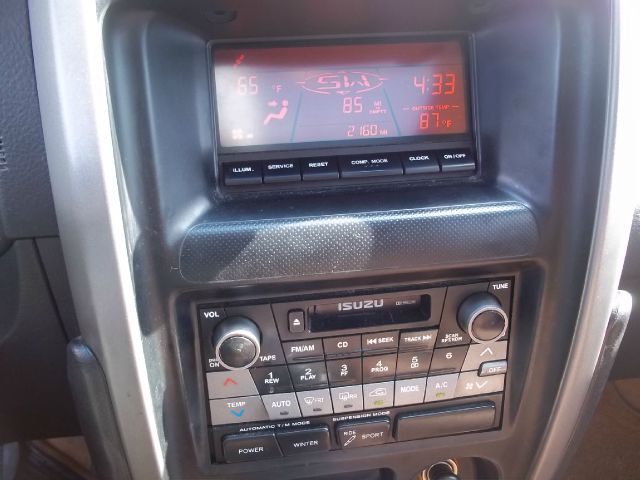 Isuzu Axiom 2002 photo 2