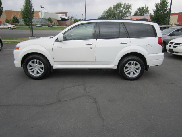 Isuzu Axiom 2003 photo 4