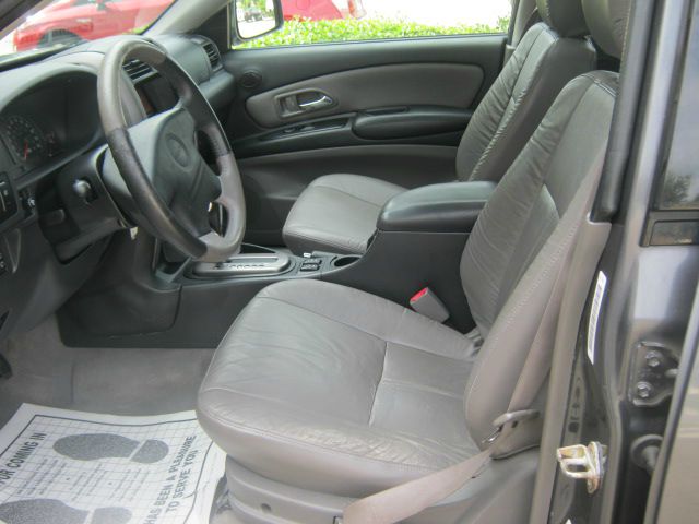 Isuzu Axiom 2003 photo 2