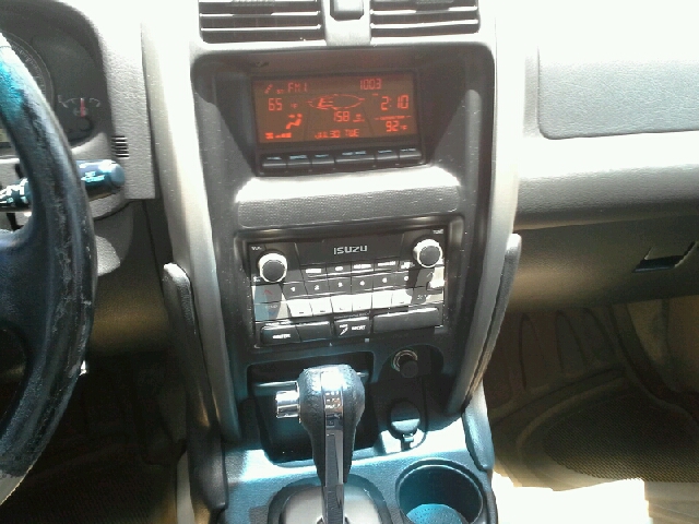 Isuzu Axiom 2004 photo 2