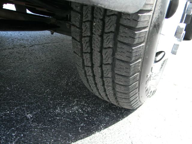 Isuzu NPR 1997 photo 11