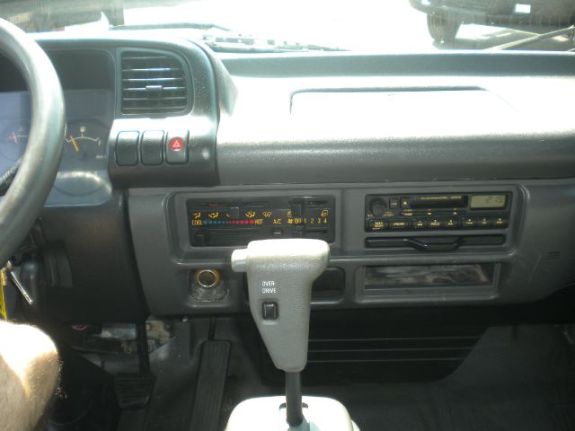 Isuzu NPR 2001 photo 2