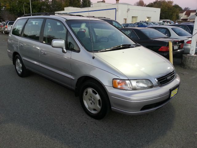 Isuzu Oasis 1998 photo 3