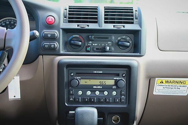 Isuzu Rodeo 2003 photo 15