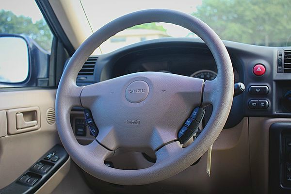 Isuzu Rodeo 2003 photo 2