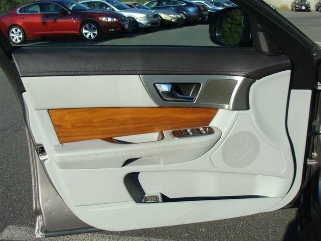 JAGUAR XF 2010 photo 3