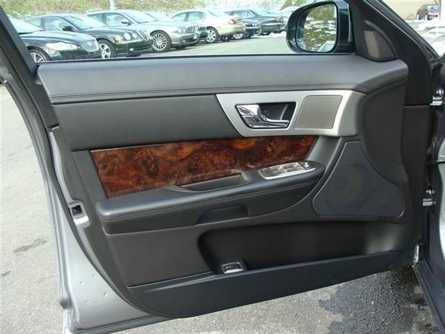 JAGUAR XF 2010 photo 3