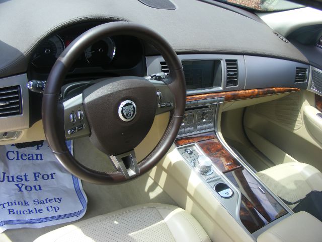 JAGUAR XF CLUB CAB SLT Sedan
