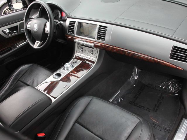 JAGUAR XF CLUB CAB SLT Sedan