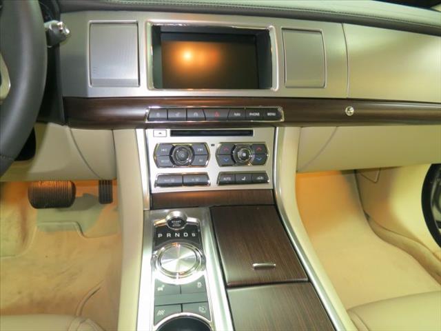 JAGUAR XF 2013 photo 12