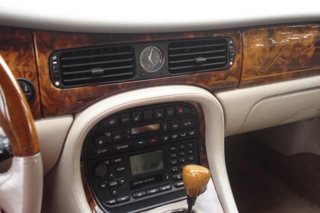 JAGUAR XJ8 2003 photo 20