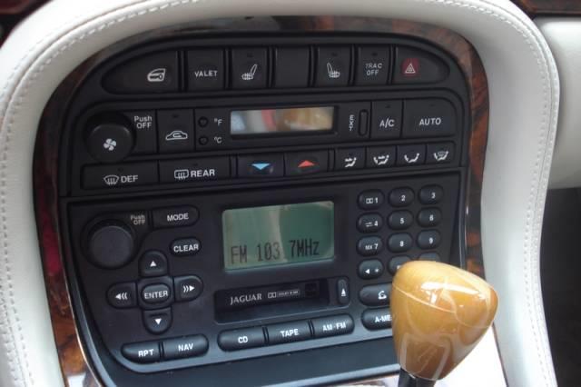 JAGUAR XJ8 2003 photo 40