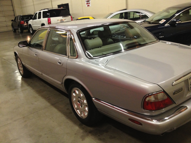 JAGUAR XJ Sedan 2000 photo 2