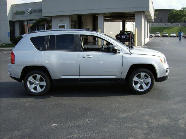 Jeep Compass 2011 photo 2