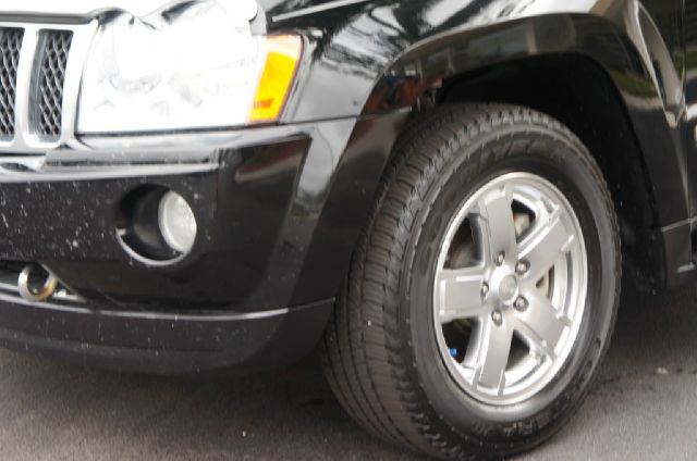 Jeep Grand Cherokee 2.4i Sedan SUV