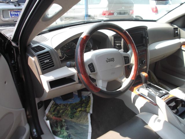 Jeep Grand Cherokee 2.4i Sedan SUV