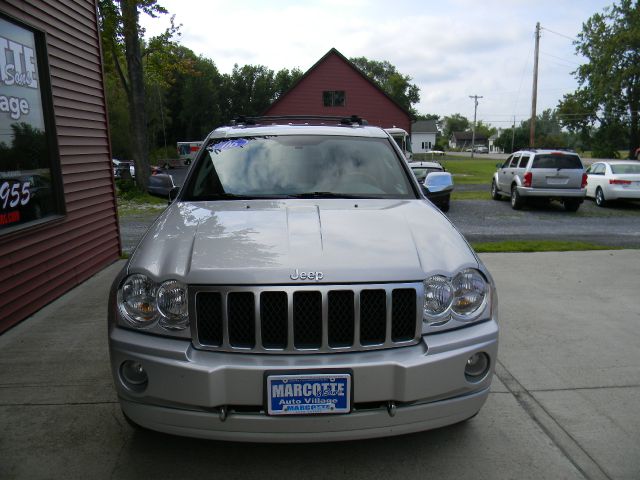 Jeep Grand Cherokee 2.4i Sedan SUV