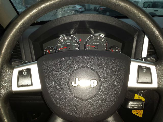 Jeep Grand Cherokee 2010 photo 2