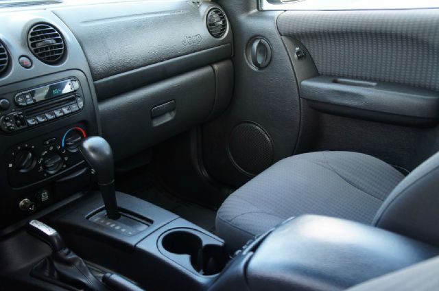 Jeep Liberty 2002 photo 9