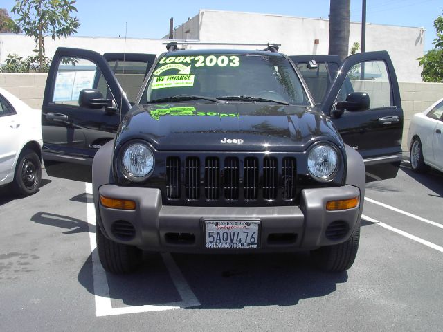 Jeep Liberty 2003 photo 2