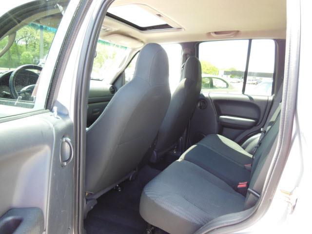 Jeep Liberty 2003 photo 4