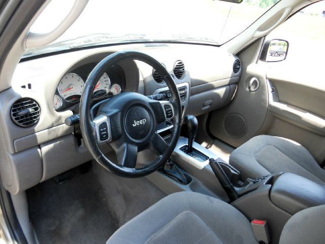 Jeep Liberty 2003 photo 13
