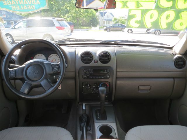 Jeep Liberty 2003 photo 2