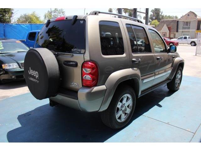 Jeep Liberty 2005 photo 2