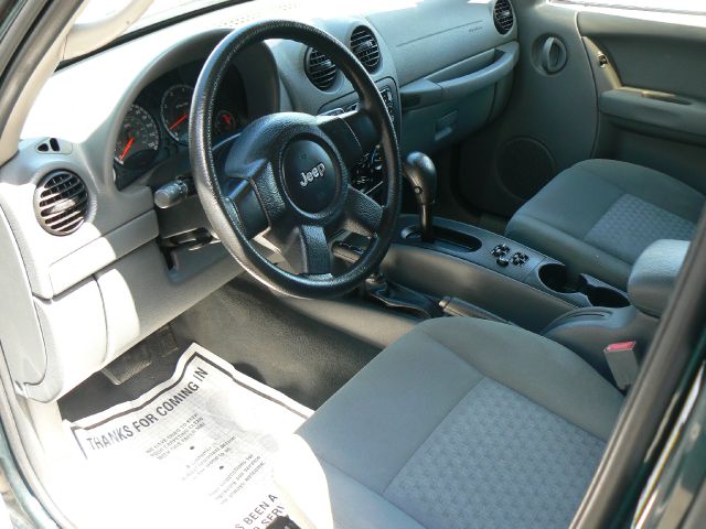 Jeep Liberty 2005 photo 2