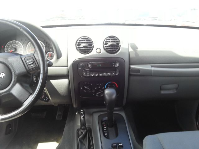 Jeep Liberty 2005 photo 22