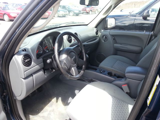 Jeep Liberty 2005 photo 9