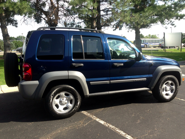 Jeep Liberty 2005 photo 2