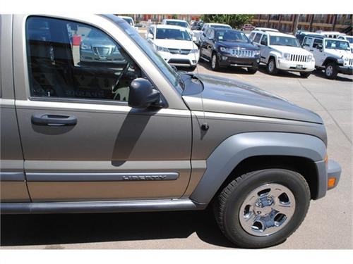 Jeep Liberty 2005 photo 2