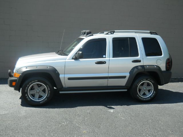 Jeep Liberty 2005 photo 2