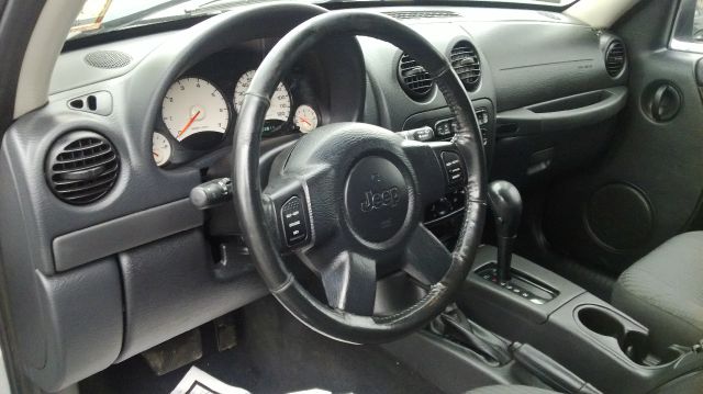 Jeep Liberty 2005 photo 2