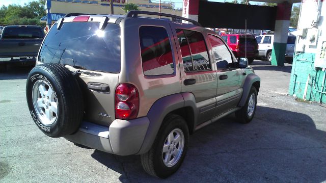 Jeep Liberty 2005 photo 2