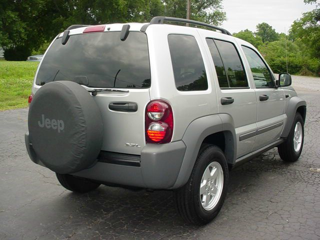 Jeep Liberty 2005 photo 2