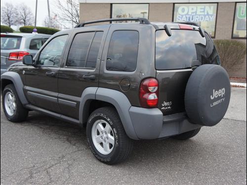 Jeep Liberty 2005 photo 2