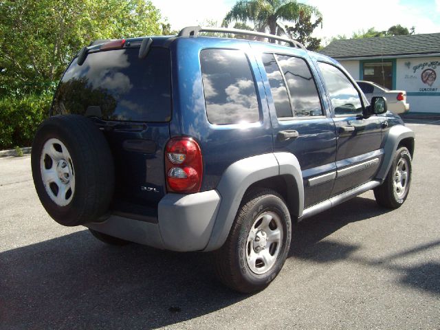 Jeep Liberty 2005 photo 4