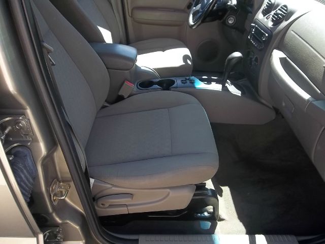 Jeep Liberty 2005 photo 2