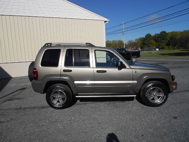 Jeep Liberty 2005 photo 2