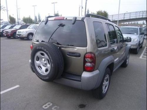 Jeep Liberty 2005 photo 2