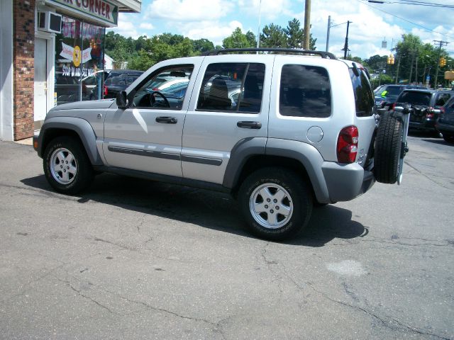 Jeep Liberty 2005 photo 2