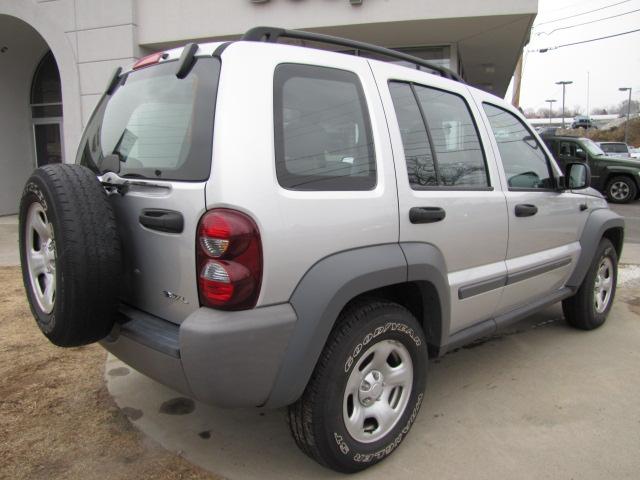 Jeep Liberty 2006 photo 2