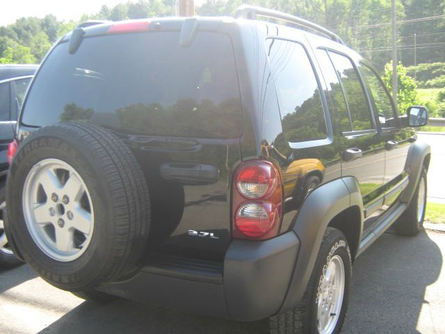 Jeep Liberty 2006 photo 2