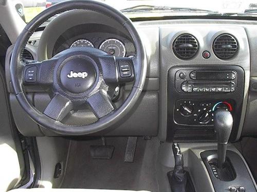 Jeep Liberty 2006 photo 2
