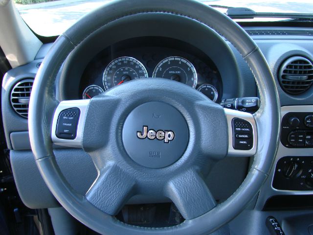 Jeep Liberty 2006 photo 12