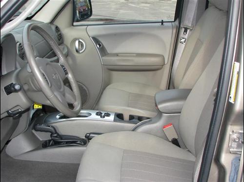 Jeep Liberty 2006 photo 2