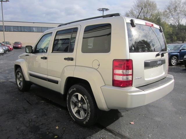 Jeep Liberty 2008 photo 2